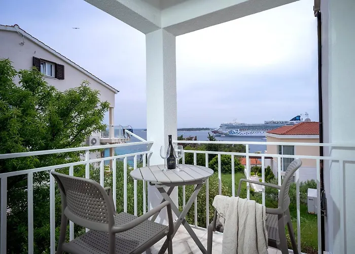 Feelhvar Along Bluelagoon *