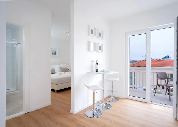 Feelhvar Along Bluelagoon *