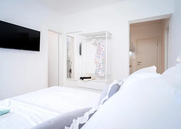 Feelhvar Along Bluelagoon Hvar Town