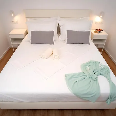 Feelhvar Along Bluelagoon *