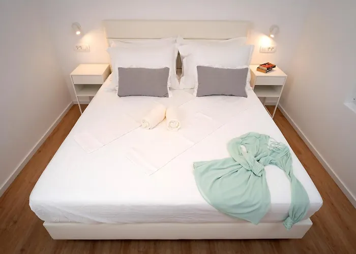 Feelhvar Along Bluelagoon *